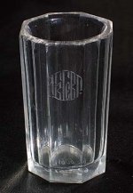 Гранёная рюмка из буфета полка