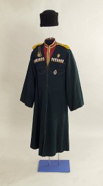 Выходная форма казака КОНВОЯ. Принадлежала Тимофею Ящику, последнему Лейб-казаку императрицы Дагмар, Тимофей Ящик последовал  ней в эмиграцию в Данию. Черный цвет в связи со скорбью по кончине Императрицы Дагмар. Форма образца 1900 года.