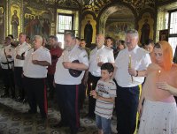 Отец Никон произносит слово после панихиды