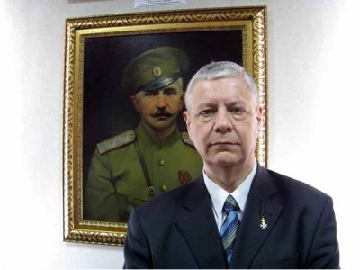 На переднем плане Автор статьи, на заднем плане портрет П.Н. Краснова