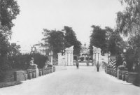 Посты полка у ворот Екатерининского дворца. 1910. Царское село.