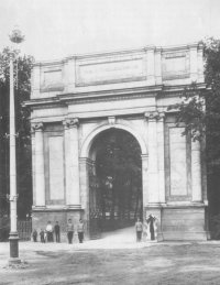 Посты полка у Орловских ворот в парке Екатерининского дворцеа. 1910. Царское село.