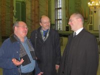 Беседуют заместитель председателя Совета Санкт-Петербургского отделения  Движения «За Веру и Отечество» С.Г. Комлев, член Совета И.А. Бобров и  директор Канцелярии Главы Дома Романовых А.Н. Закатов.