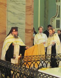 Служат отец Никон (слева) и отец Геннадий (справа).