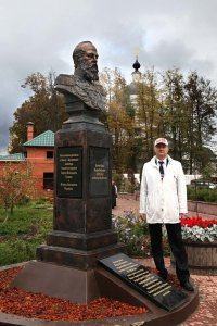 Г.Н. Гришин у памятника.