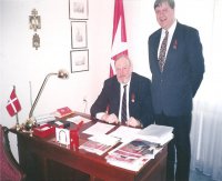 Президент "Русской Мальтийской Помощи" (Р.М.П.) В.В. Акунов (стоит) и Вице-Президент Р.М.П. В.Ф. Захаров(сидит)