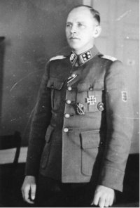 Преемник павшего в бою с советскими войсками в Демянском "котле" графа Константина Федоровича фон Шальбурга на посту командира Добровольческого корпуса СС "Дания", командир "Корпуса Шальбурга" оберштурмбаннфюрер СС Кнуд-Бёрге Мартинсен (Knud Boerge Martinsen).