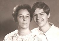 Автор со своей матерью, которой посвящена миниатюра