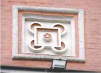 Лепная розетка в виде одного из гербов Ордена Тамплиеров на надвратной церкви Свято-Данилова монастыря (фото: Сергея Мамонтова).