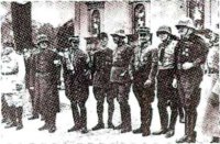 Группа известных бывших командиров добровольческих корпусов во время передачи знамен фрейкоров 8 ноября 1933 г. в Мюнхене Эрнсту Рему, начальнику штаба СА. Слева направо: 1.генерал Эхтер (Союз "Оберланд"), 2.фон Аулок; 3. Петер фон Гейдебрек (с пустым левым рукавом); 4. Доктор Фридрих Вебер (Союз "Оберланд"); 5. Паульсен; 6.Фон Петерсдорфф; 7.Гергард россбах; 8.Гейнц Гауэнштейн ("Штурмовой отряд Гейнца"); 9.Фридрих Лаутербахер ("Добровольческая ватага Лаутербахера").