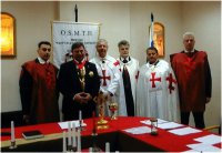 Год 2011, г. Москва, после заседания Капитула Святого Благоверного князя Александра Невского, изображен Великий Приор-Лейтенант Российский Алексей Андреев с "братьями-рыцарями" и "братьями-сержантами".