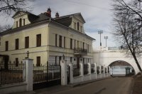Сейчас здание называют не иначе как "Домик Болконского". Фото: Елена ВАХРУШЕВА