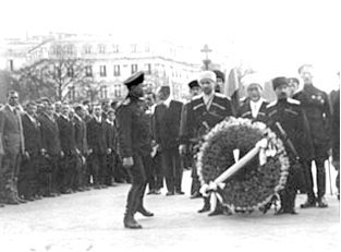 Погребальная процессия. Перезахоронение Генерала-от-инфантерии М. В. Алексеева. Белград. М.В. Алексеев - Верховный главнокомандующий, инициатор создания Добровольческой армии, умер ещё в октябре 1918 года, в России, где и был похоронен. Гроб с останками был выкопан перед наступлением большевиков и забран родственниками в изгнание. В апреле 1920 г. с воинскими почестями перезахоронен на белградском кладбище. На похоронах присутствовали многочисленные представители от воинских и гражданских чинов, как русских, так и КСХС. Служил сам митрополит Димитрий.