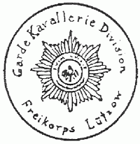 Нарукавная повязка чинов белого германского добровольческого корпуса Лютцова. Нарукавная повязка из белой материи (шириной 100 мм), в центре которой находилась черная печать (опознавательный знак) в форме прусской гвардейской звезды с полукруглой надписью "Гвардейская Кавалерийская дивизия" (нем.: Garde-Kavallerie-Division) над и "Добровольческий корпус Лютцова" (нем.: Freikorps Luetzow) под звездой.