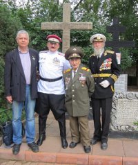 Автор статьи с ветеранами в некрополе московского Храма Всех Святых на Соколе.