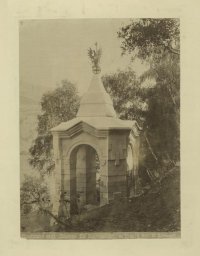 Памятник над "Камнем кн. Барятинского в Гунибе". Фото И. Абуладзе. 187?.