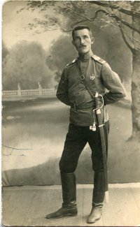 Фотооткрытка с изображением фельдфебеля (?) 29-ого Черниговского генерала-фельдмаршала графа Дибича-Забалканского полка со знаком 29-ого Черниговского полка и шашкой драгунского типа обр. 1881 г.