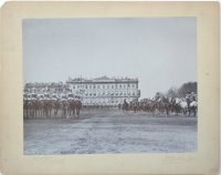 Лейб Гвардии Кирасирский Его Величества полк проходит со знаменами перед Императором Николаем II (справа) и высшими офицерскими чинами во время смотра войск на Марсовом поле 25 апреля 1898 г.