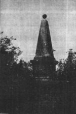 В годы губернаторства Карл Дризен в честь Павла сооружает в Митаве на собственные средства пирамидальную стелу с шаром на вершине высотой около 2 ? саженей (более 4 м). Фотография стелы приведена в сборнике памятников Курляндии и Зимгалии, вышедшем в 1928 году в Митаве.