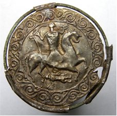 Серебряная бляха - Всадник тянет на аркане пленного воина.