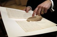 Закодированное послание императора французов Наполеона, в котором он информирует членов кабинета о своем намерении взорвать Кремль, будет продано в ближайшее воскресенье с аукциона в пригороде Парижа Фонтенбло.