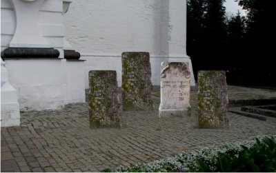 Реконструкция ситуации: во 2–м ряду три памятника. 1-й, Д. М. Скуратова. 2 - й, (светлый) или средний - Прокофия Петровича Ляпунова. 3 - й, за П. П Ляпуновым - Ивана Ржевского.