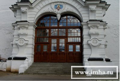 Западная часть Успенского собора. До 1780 - 1781 гг. от видимых сейчас ступенек начиналась паперть собора.