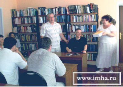 П.В. Акульшин и Ю.В. Гераськин передают Директору библиотеки Е.Н.Петруниной экземпляры "Российского научного журнала", с научной работой, посвященной 865-летию Шилово. Данные журналы, специально выкуплены жителями Шилово для библиотеки.