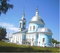 Общий вид на фоне церкви.