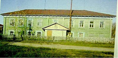 В 1881 году А. В. Качков построил двухэтажную 4-х классную церковно-приходскую школу. Сейчас здесь Ерахтурское ОВД.