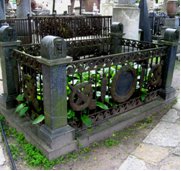 Олсуфьев Сергей Адамович 1755-1818, генерал-майор, землевладелец с. Инякино. Санкт-Петербург. Россия. Санкт-Петербург. Некрополь XVIII века. Между Мартосовской и Бетанкуровской дорожками. Чугунная ограда с газоном, неизвестный мастер. 1810-е гг. Гранит, чугун, медь. "Здъсь погребено тъло генералъ-маiорши Екатерины Ивановны/Олсуфьевой, /урожденной Молчановой/родившейся 1758-го года ноября 9-го числа и скончавшейся 1809-го года сентября 5-го числа".