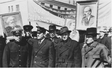 Слева направо: Александр Морозов (приемосдатчик), Лучников Лев Николаевич (механизатор), Шварев Алексей Михайлович (нач. пристани), Фоломкин Александр Константинович (ком-н катера), Булхов Александр Николаевич, Беленков Петр Дмитриевич (механик теплохода).