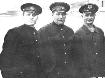 Слева направо: Булхов А. Н., бакенщик Иван Трофимович, шкипер Байкин Лаврентий Андреевич.
