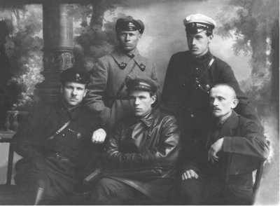 В.Я. Исаев, в первом ряду слева с оперативными сотрудниками ВЧК г. Москвы.