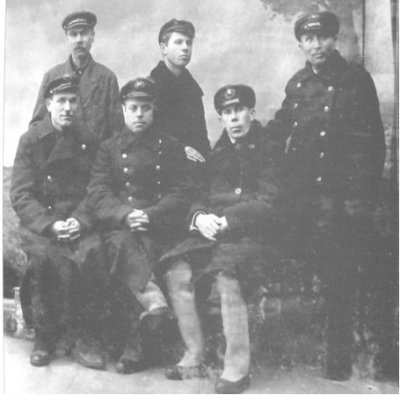 30-е годы. Сидят слева направо: 1-й, Иван Петрович Дидяев; 2-й, Иван Фролович Кунавкин.