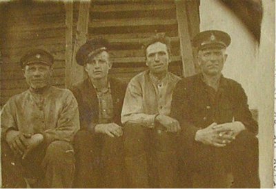 16. 06. 1949 г. Слева направо: Карп Федорович Захаркин, механик. А. Н. Булхов, Лунин Алексей Иванович-механизатор и Симонов Петр Иванович-зав. уч. базы.