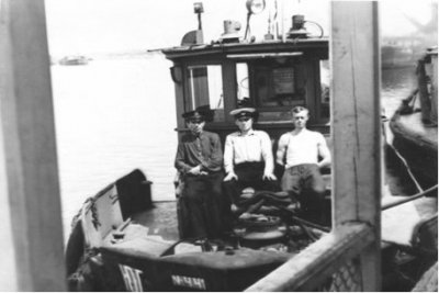 8 июля 1961 г. Первый слева капитан грузового катераДмитрий Иванович Ковалев. В центре А. Н. Булхов.