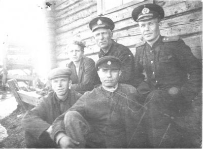 Шиловские речники. Во 2-м ряду первый слева А. Н. Булхов. Первый справа Бычков Алексей Алексеевич, инженер-механик.