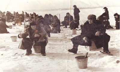 Зимняя рыбалка. Справа А. М. Шварев
