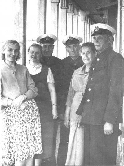 1960 г. Слева направо: 1. Трубина Раиса Григорьевна, кассир пристани. 2. Саломатина Антонина Михайловна, бух-р. 3. Сучков Василий Тимофеевич. 4. Фетисов Григорий Кузьмич, к-н катера. 5. Воронина Клавдия Николаевна, гл. бух-р. 6. Гришаев Сергей Нестерович, диспетчер.