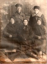 Родовая фотография. Слева направо: Сергеева (Колобаева) Агрипина Григорьевна, Колобаева Ольга Сафоновна, Колобаева (Тимошина) Прасковья Григорьевна. Второй ряд, справа налево: Колобаев Андрей Григорьевич, Колобаев Иван Григорьевич.