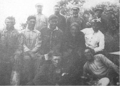 Пироговы с бакенщиками. В среднем ряду слева направо: Д. И. Обухов, Иван Шомов, Александр и Алексей Пироговы, Ф. А. Шелякин.