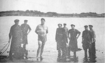 Александр Степанович Пирогов с нармушадскими рыбаками 1956 г.