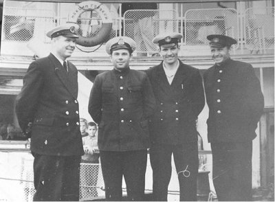 А. Н. Булхов, нач. пристани Тырново (1-й справа) с капитаном и штурманами теплохода "Максим Горький".