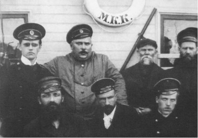 Петр Алексеевич Оленин (Волгарь), землевладелец сел Салаур, Борки, Свинчус, во 2-м ряду, второй слева.