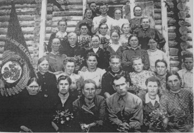 Субочев В.В. в центре. 1-й ряд с колхозниками с. Нармушадь.