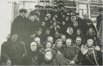 Субочев В.В. (стоит слева) с колхозниками с. Нармушадь.