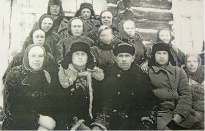 Субочев В.В. (1-й ряд, третий слева) с колхозниками с. Нармушадь.