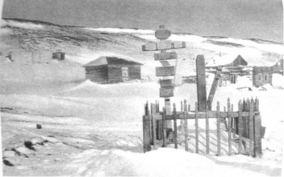 Могила Василия и Марии (Татьяны) Прончищевых в поселке Усть Оленек. На прибитых досках текст, сверху вниз: "Памяти славного Прончищева и его жены Марии…Ленск. гидрограф. эксп. 1921 г."