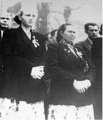 Лыкова А. М. и Ивкина А. Я. на ВДНХ в Москве.